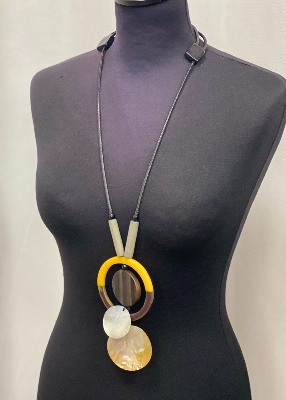 Sautoir cercle et nacre defile