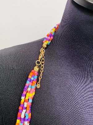 Sautoir multicolore perles defile