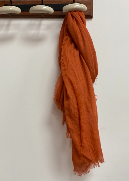 Foulard uni en viscose modèle brise 