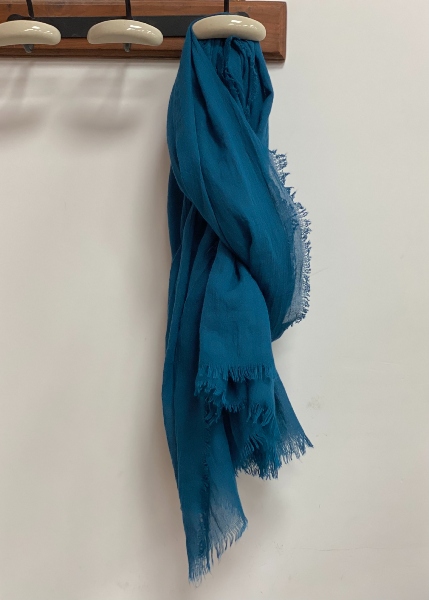 Foulard uni en viscose modèle brise 