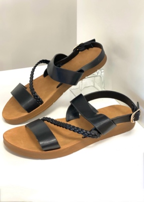 Sandales plates noir defile