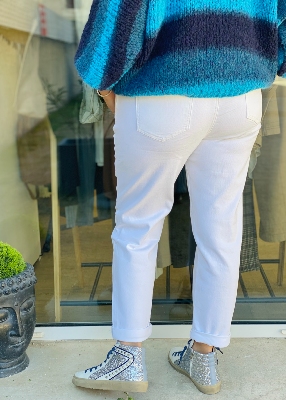 Jean mom fit blanc defile