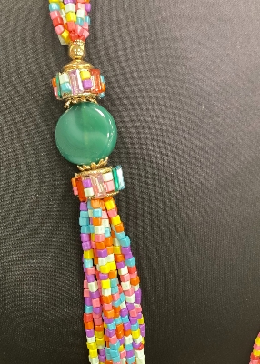 Sautoir multicolore perles defile