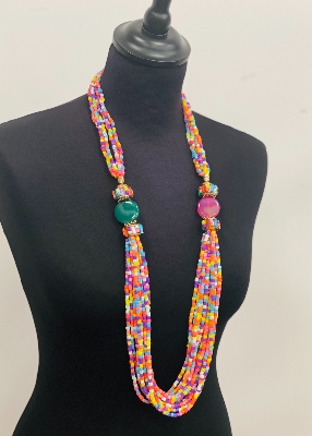 Sautoir multicolore perles defile