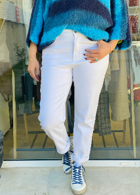 Jean mom fit blanc defile