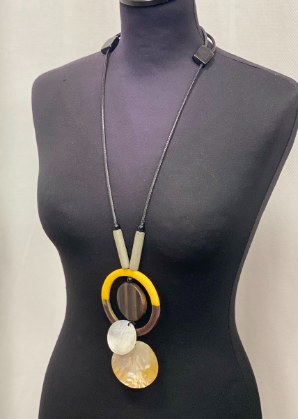 Sautoir cercle et nacre defile