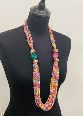 Sautoir multicolore perles defile